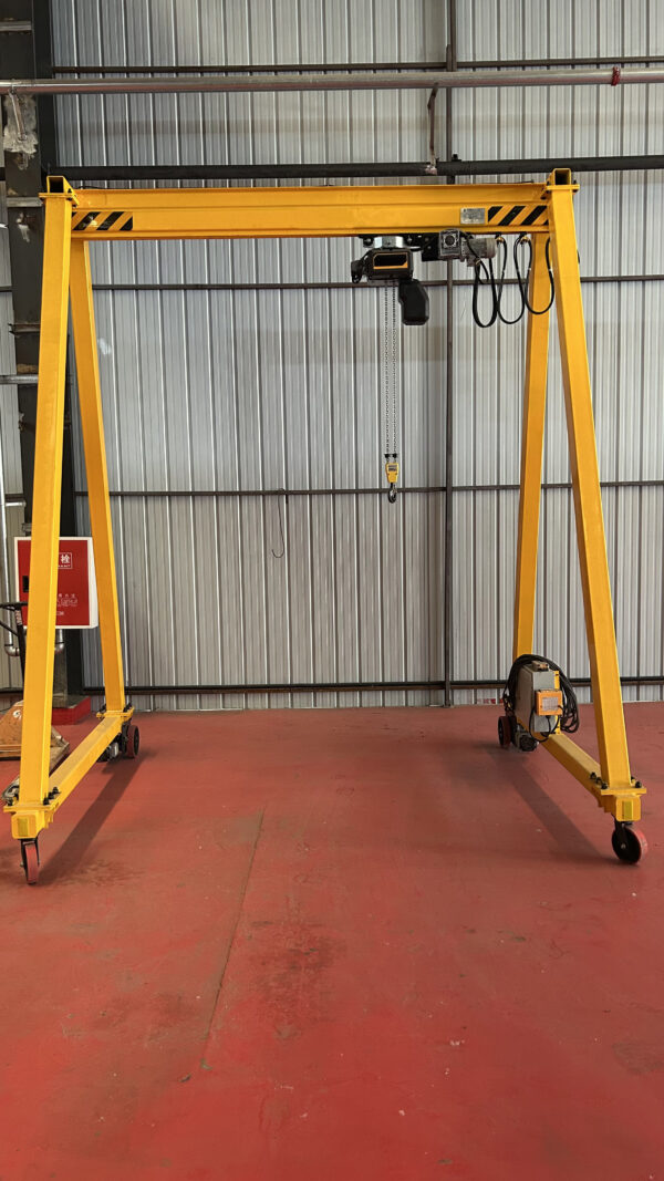 Trackless gantry crane